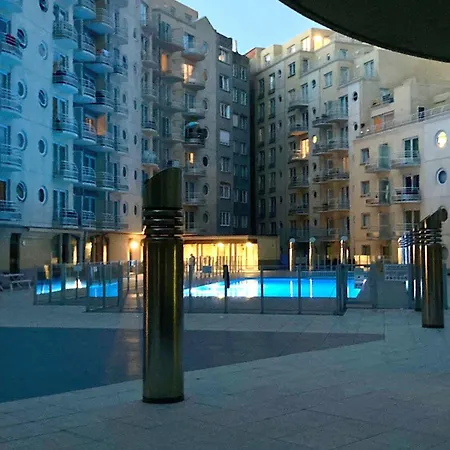 Prachtige In Met Verwarmd Zwembad Остенде